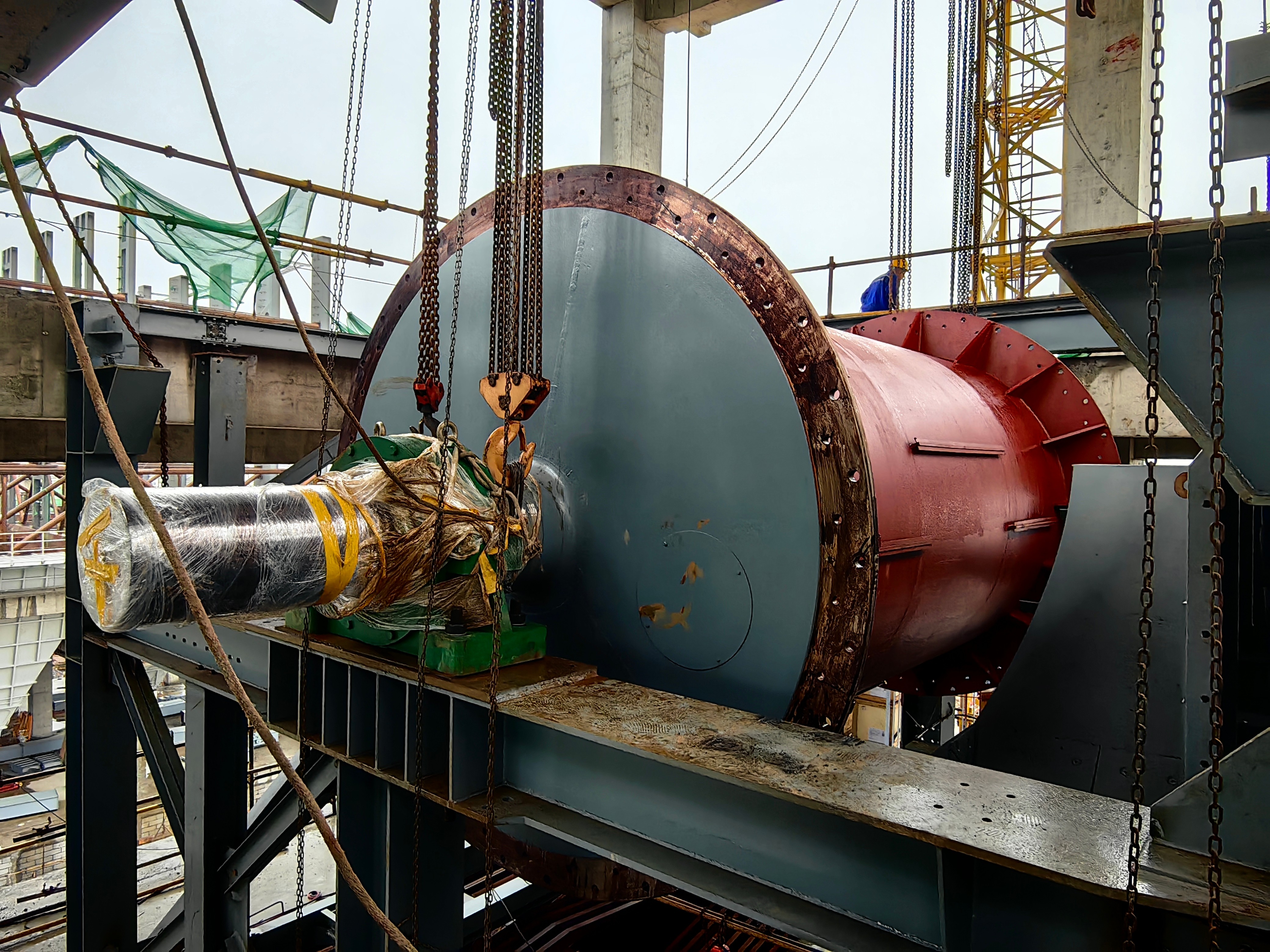 2024年 徐鋼燒結(jié)頭輪吊裝就位